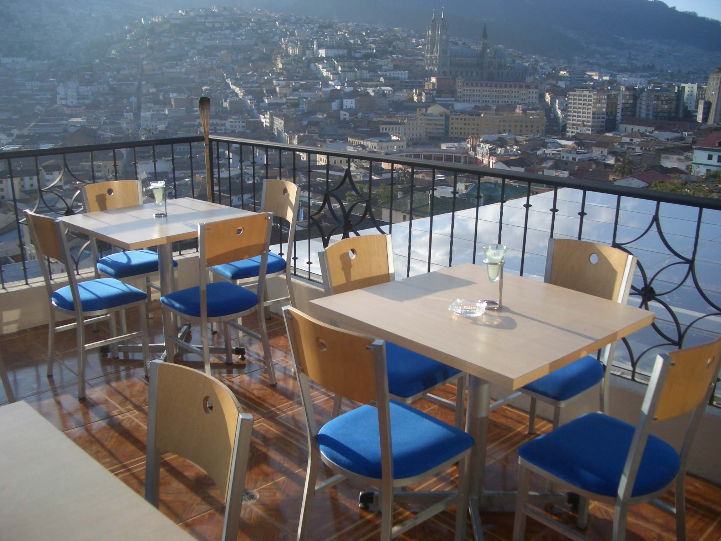 Vista al centro histórico de Quito desde el Restaurante Mirador Real y Medio (2007)
